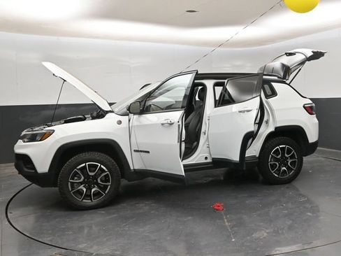 Used 2025 Jeep Compass Trailhawk AWD/4WD image 26