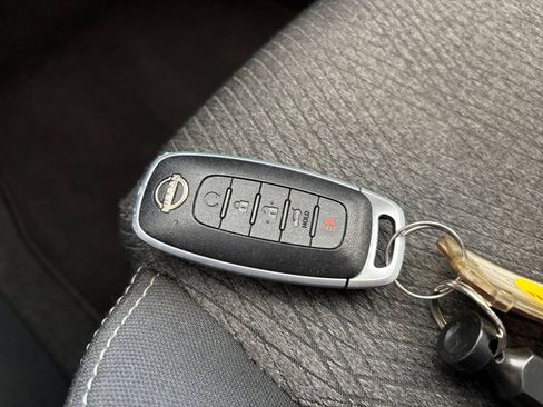 Used 2025 Nissan Rogue SV FWD image 21