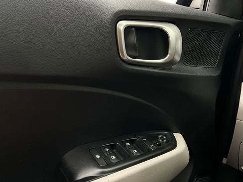 Used 2025 Hyundai Venue SEL image 21