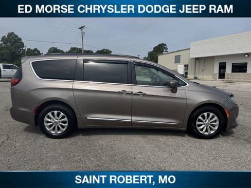 Used 2017 Chrysler Pacifica Touring-L FWD image 7