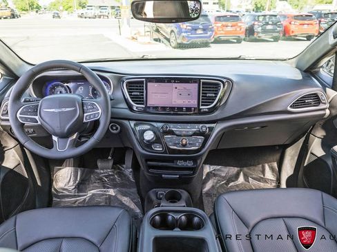 Used 2025 Chrysler Pacifica Select FWD image 31