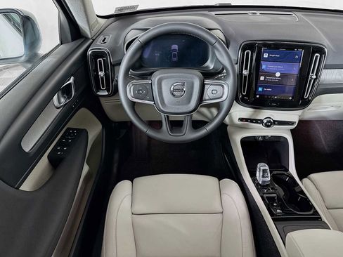 Used 2025 Volvo XC40 B5 Plus w/ Climate Package image 21