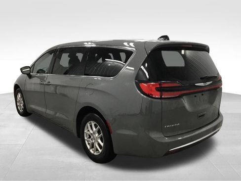 Used 2025 Chrysler Pacifica Select image 13