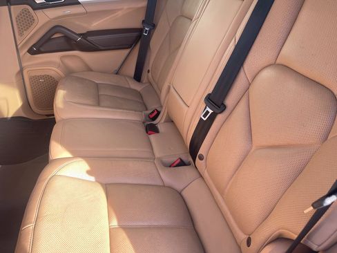 Used 2018 Porsche Cayenne Platinum Edition image 4