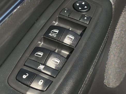 Used 2019 Jeep Grand Cherokee Limited w/ Luxury Group II AWD/4WD image 16