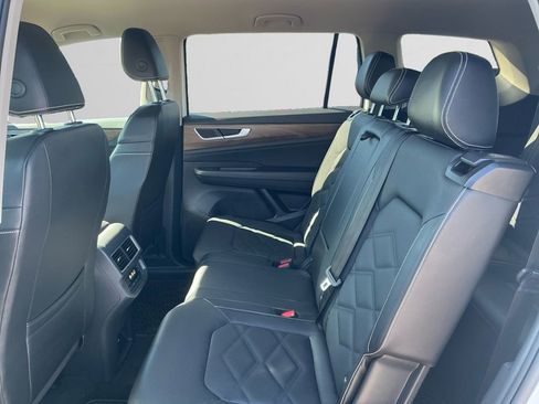 Used 2024 Volkswagen Atlas SE AWD/4WD image 13