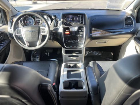 Used 2016 Chrysler Town & Country Touring image 21