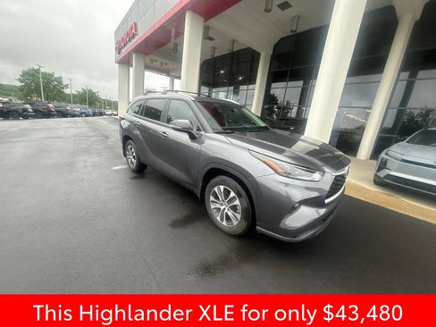 Used 2025 Toyota Highlander XLE FWD image 9