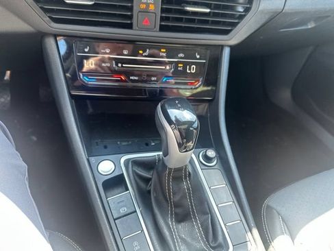 Used 2025 Volkswagen Jetta SE FWD image 10