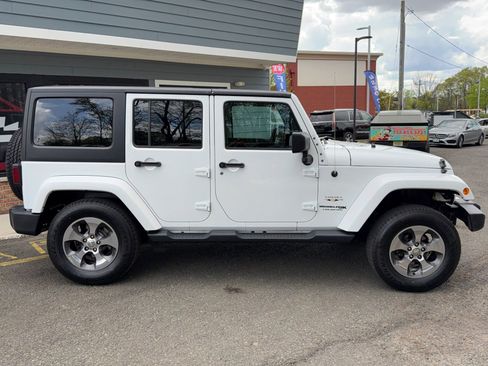 Used 2018 Jeep Wrangler Unlimited Sahara w/ Connectivity Group image 4