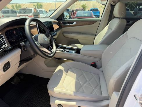 Used 2024 Volkswagen Atlas SE w/ Panoramic Sunroof Package FWD image 12