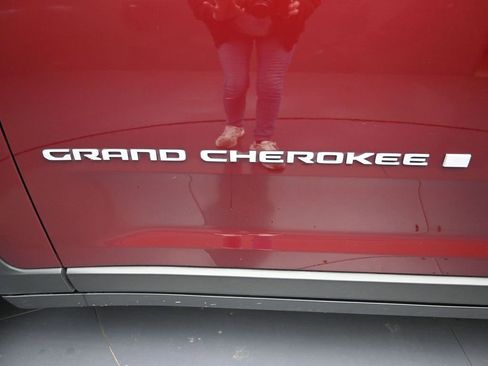 Used 2024 Jeep Grand Cherokee Laredo image 32