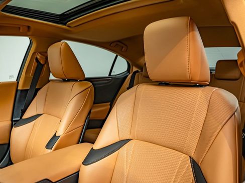 Certified 2025 Lexus ES 300h w/ Accessory Package (Z2) FWD image 35
