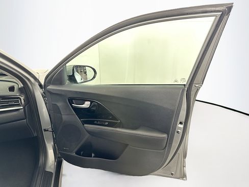 Used 2022 Kia Niro EX image 32