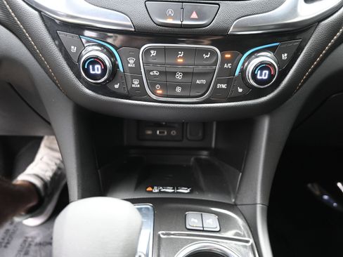 Used 2022 Chevrolet Equinox Premier FWD image 17