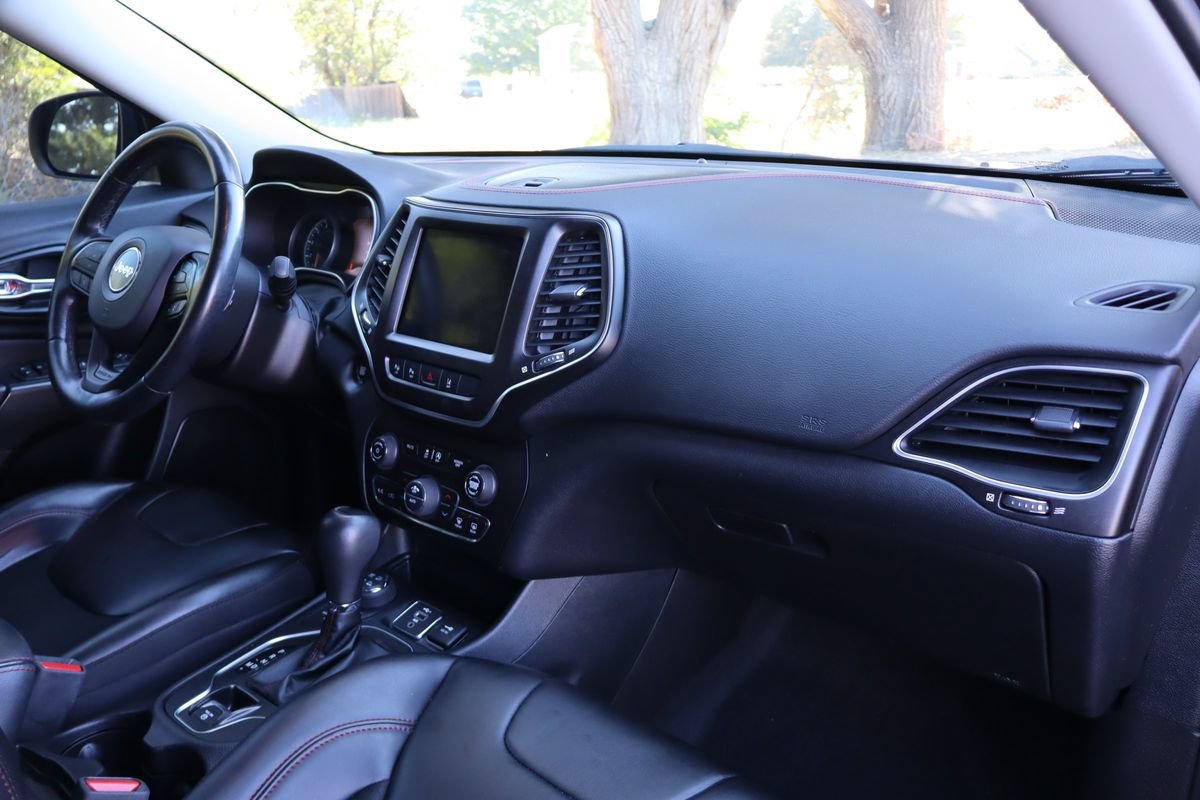 Used 2020 Jeep Cherokee Trailhawk w/ Technology Group AWD/4WD image 17
