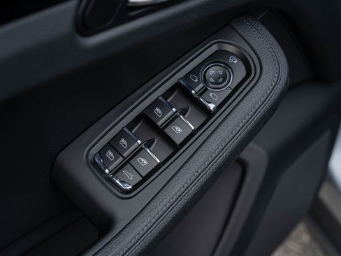 Certified 2025 Porsche Macan image 19