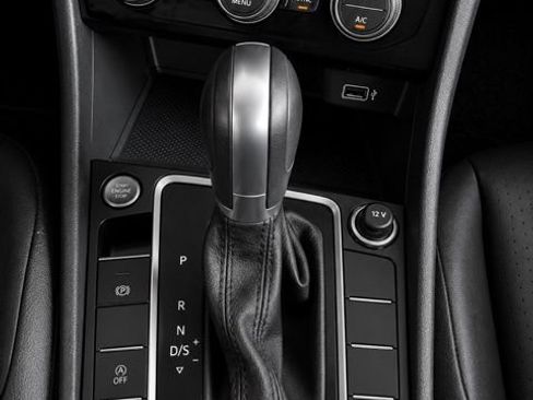 Used 2019 Volkswagen Jetta SE w/ Cold Weather Package FWD image 31