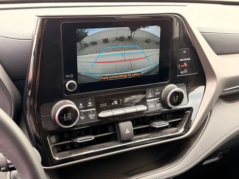 Used 2025 Toyota Highlander LE FWD image 16