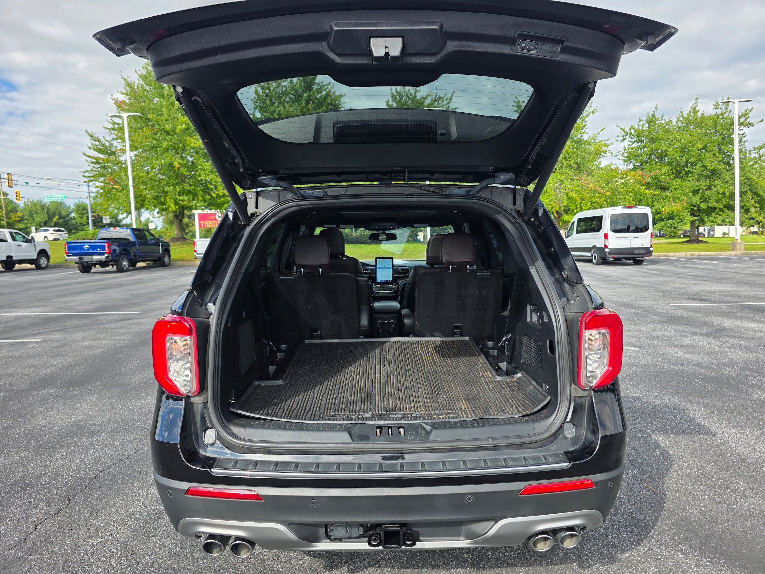 Used 2022 Ford Explorer Platinum w/ Equipment Group 601A AWD/4WD image 9