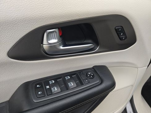 Used 2020 Chrysler Pacifica Touring-L Plus FWD image 12