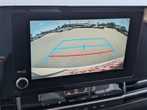 Used 2025 Toyota Sienna LE FWD image 7