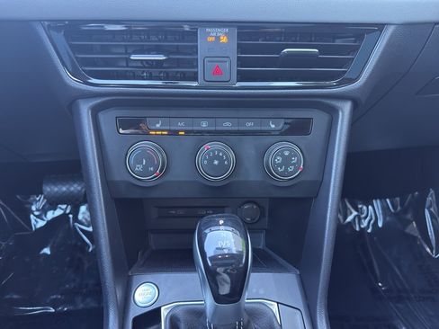 Used 2022 Volkswagen Taos SE w/ Panoramic Sunroof Package image 37