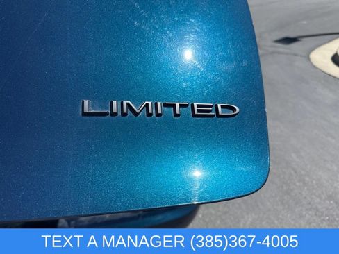Used 2025 Chrysler Pacifica Limited FWD image 11