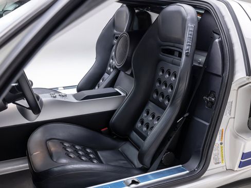 Used 2005 Ford GT RWD image 29