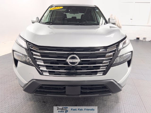 Used 2025 Nissan Rogue SV FWD image 2