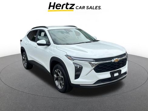 Used 2025 Chevrolet Trax LT image 1