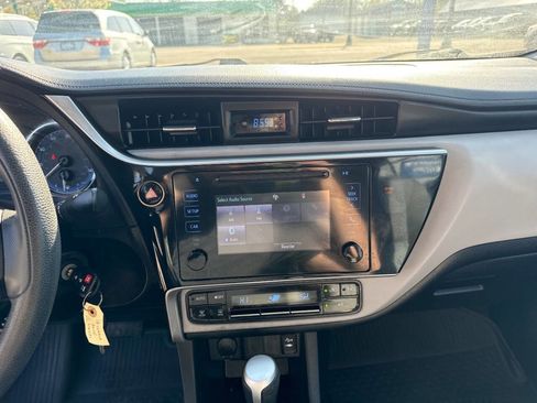 Used 2018 Toyota Corolla LE FWD image 17