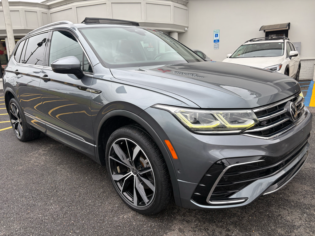 Used 2022 Volkswagen Tiguan SEL R-Line AWD/4WD image 3