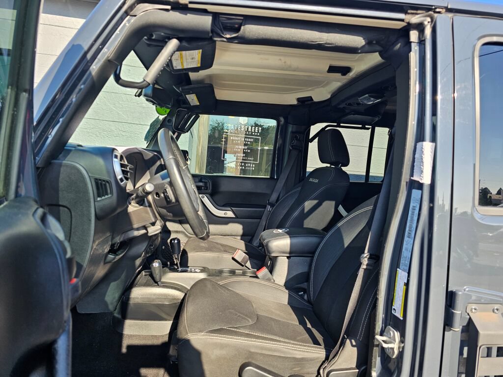 Used 2018 Jeep Wrangler Unlimited Sahara w/ Connectivity Group AWD/4WD image 30