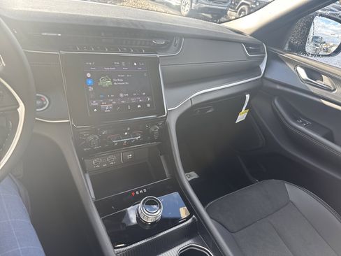 New 2025 Jeep Grand Cherokee Altitude image 22