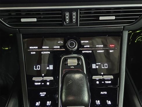 Used 2019 Porsche Cayenne Turbo image 19