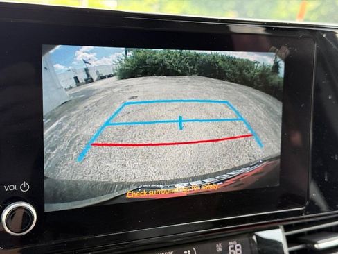 Used 2026 Toyota Sienna LE FWD image 23