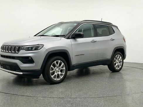 Used 2025 Jeep Compass Limited image 3