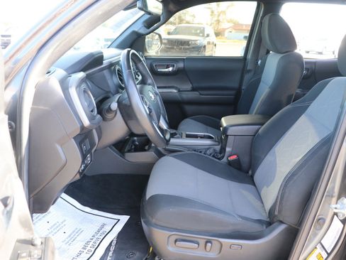 Used 2022 Toyota Tacoma TRD Off-Road image 12