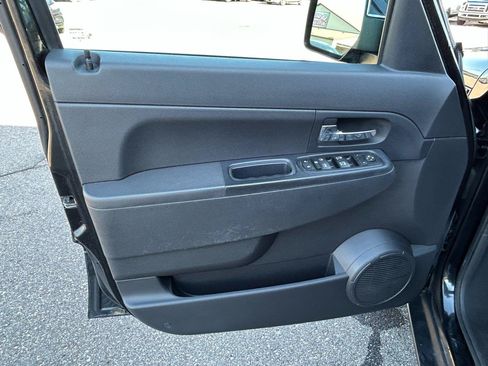 Used 2011 Jeep Liberty Sport AWD/4WD image 14