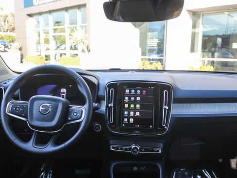 Used 2025 Volvo XC40 B5 Plus image 13