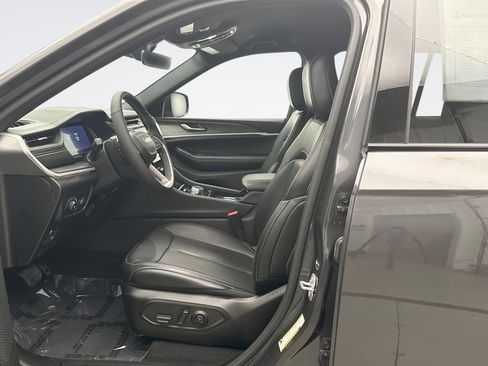 Used 2025 Jeep Grand Cherokee Limited AWD/4WD image 11