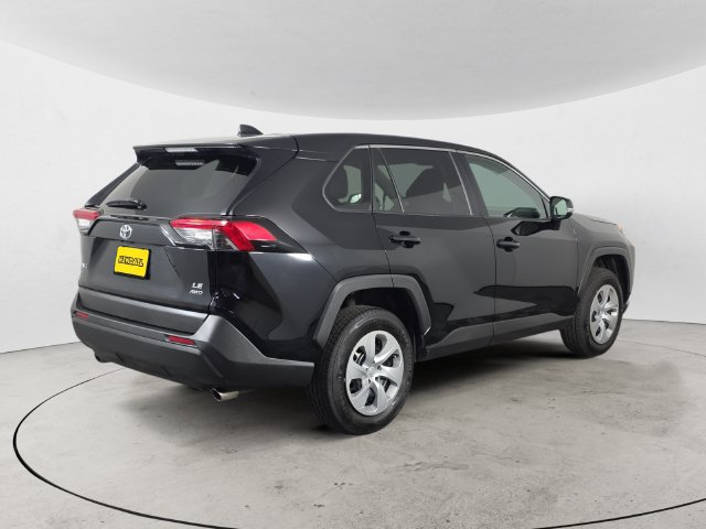 Used 2022 Toyota RAV4 LE AWD/4WD image 5