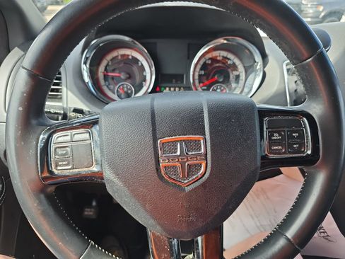 Used 2019 Dodge Grand Caravan SXT w/ Blacktop Package FWD image 15