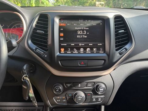 Used 2017 Jeep Cherokee Latitude FWD image 24