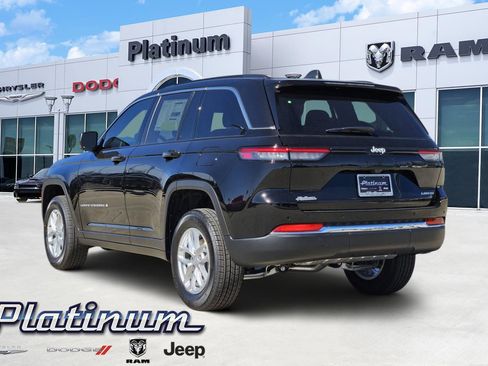 New 2026 Jeep Grand Cherokee Laredo image 4