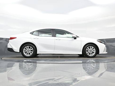 Used 2025 Toyota Camry LE image 32