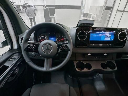 Used 2025 Mercedes-Benz Sprinter 2500 image 23