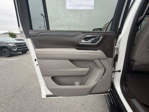 Used 2023 GMC Yukon XL SLT w/ SLT Premium Package AWD/4WD image 16