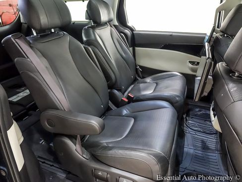 Used 2022 Kia Carnival SX Prestige image 31